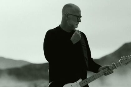 Bob Mould anuncia novo álbum e single, “Here We Go Crazy”