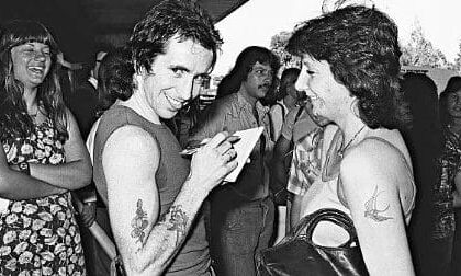 Por que o AC/DC mantinha distância do punk: uma história de rock, simplicidade e desprezo pela moda passageira