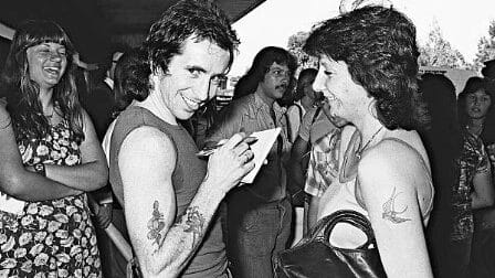 Por que o AC/DC mantinha distância do punk: uma história de rock, simplicidade e desprezo pela moda passageira