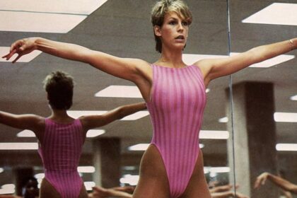 Jamie Lee Curtis recria cena de “Perfect” em programa de TV com toque de humor