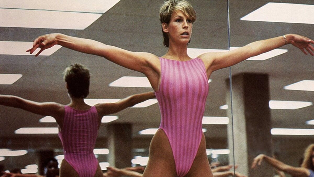 Jamie Lee Curtis recria cena de “Perfect” em programa de TV com toque de humor