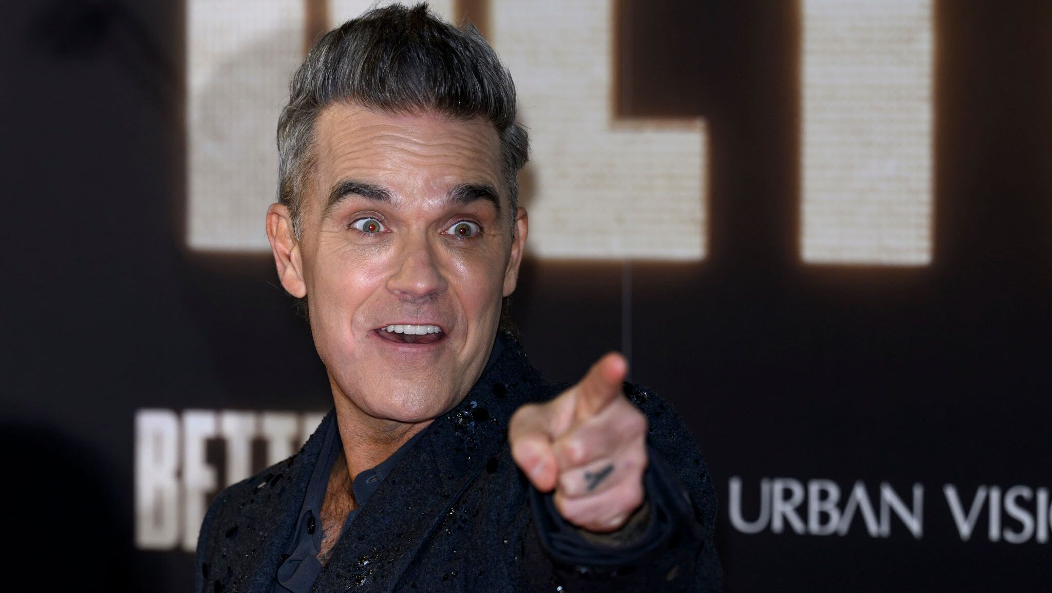 Robbie Williams une forças com Tony Iommi e Glenn Hughes em nova música para álbum biográfico