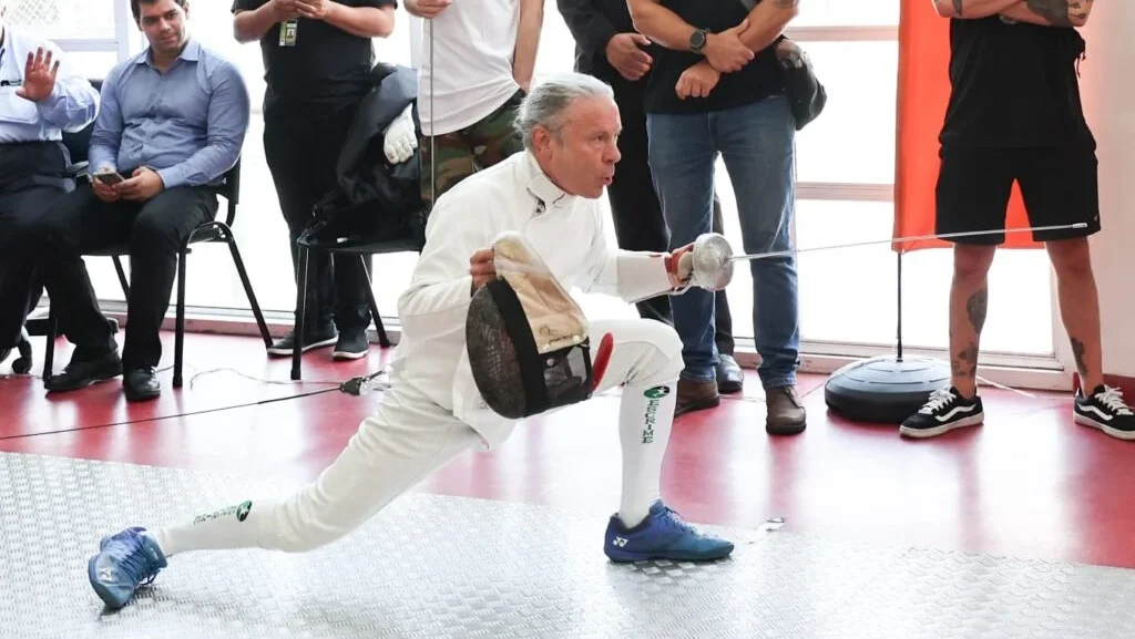 Bruce Dickinson participa de torneio de esgrima na França e conquista posição de destaque