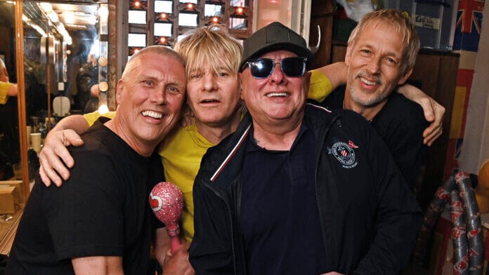 Mantra of the Cosmos lança novo single com Noel Gallagher em show histórico no Cavern Club