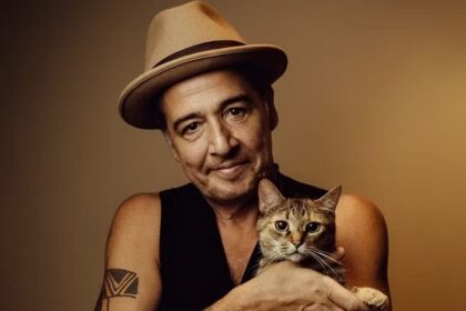 Nasi revista sua carreira solo no álbum ao vivo “Solo Ma Non Troppo”