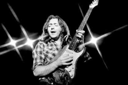 Estátua do guitarrista Rory Gallagher é inaugurada em Belfast