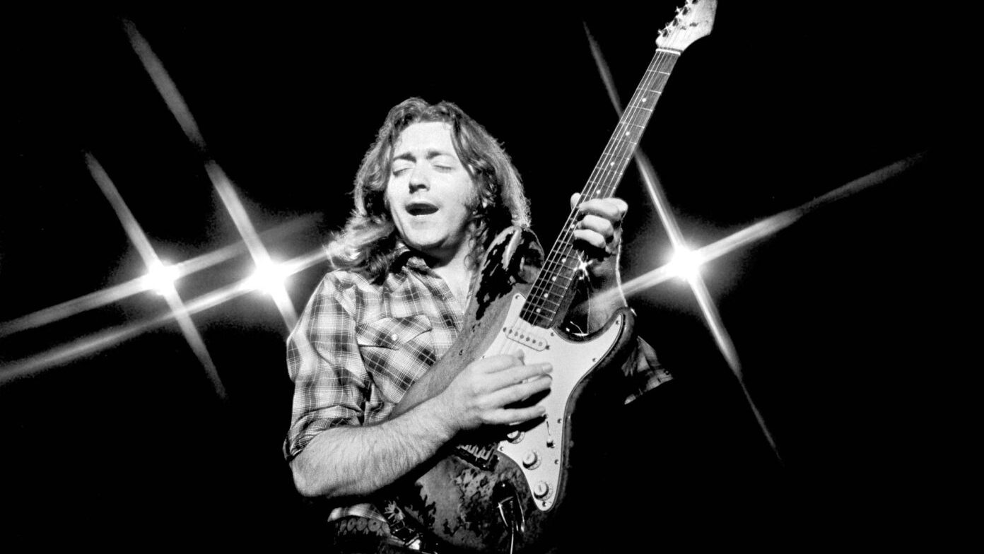 Estátua do guitarrista Rory Gallagher é inaugurada em Belfast