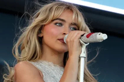 Sabrina Carpenter rebate críticas sobre imagem e defende liberdade artística de cantoras