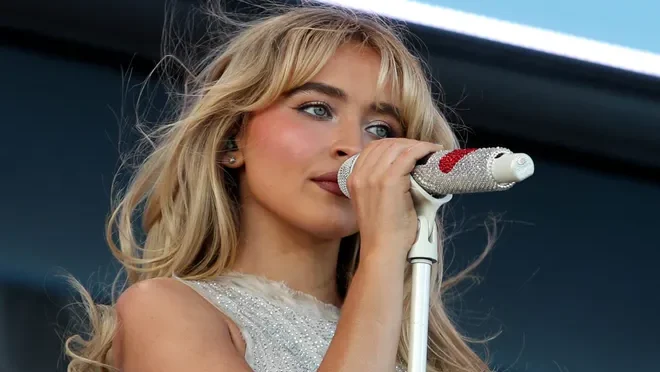 Sabrina Carpenter rebate críticas sobre imagem e defende liberdade artística de cantoras