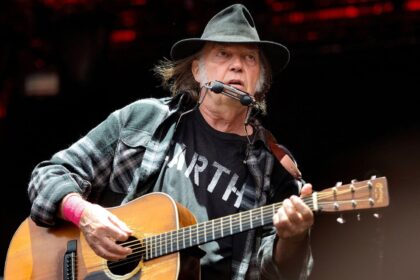 Neil Young pede “tsunami azul” nas eleições de meio de mandato para limitar poder de Trump