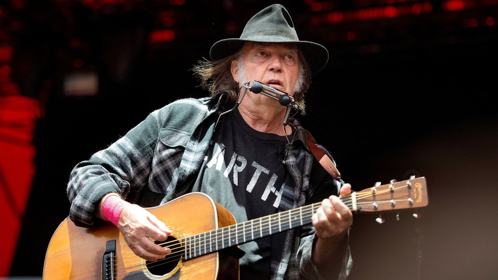 Neil Young pede “tsunami azul” nas eleições de meio de mandato para limitar poder de Trump