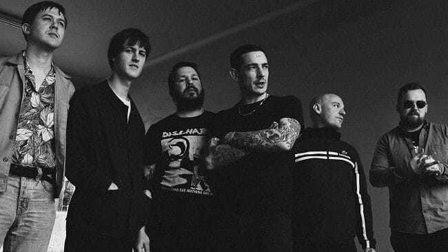 Viagra Boys anunciam novo álbum autointitulado com single caótico “Man Made Of Meat”