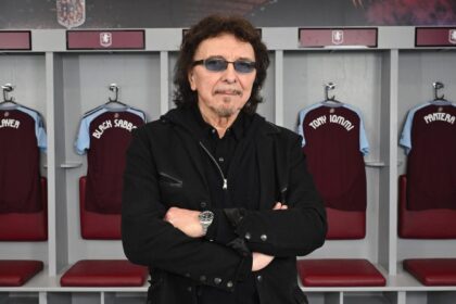 Tony Iommi, aos 78 anos, diz que continuar fazendo música o mantém em movimento