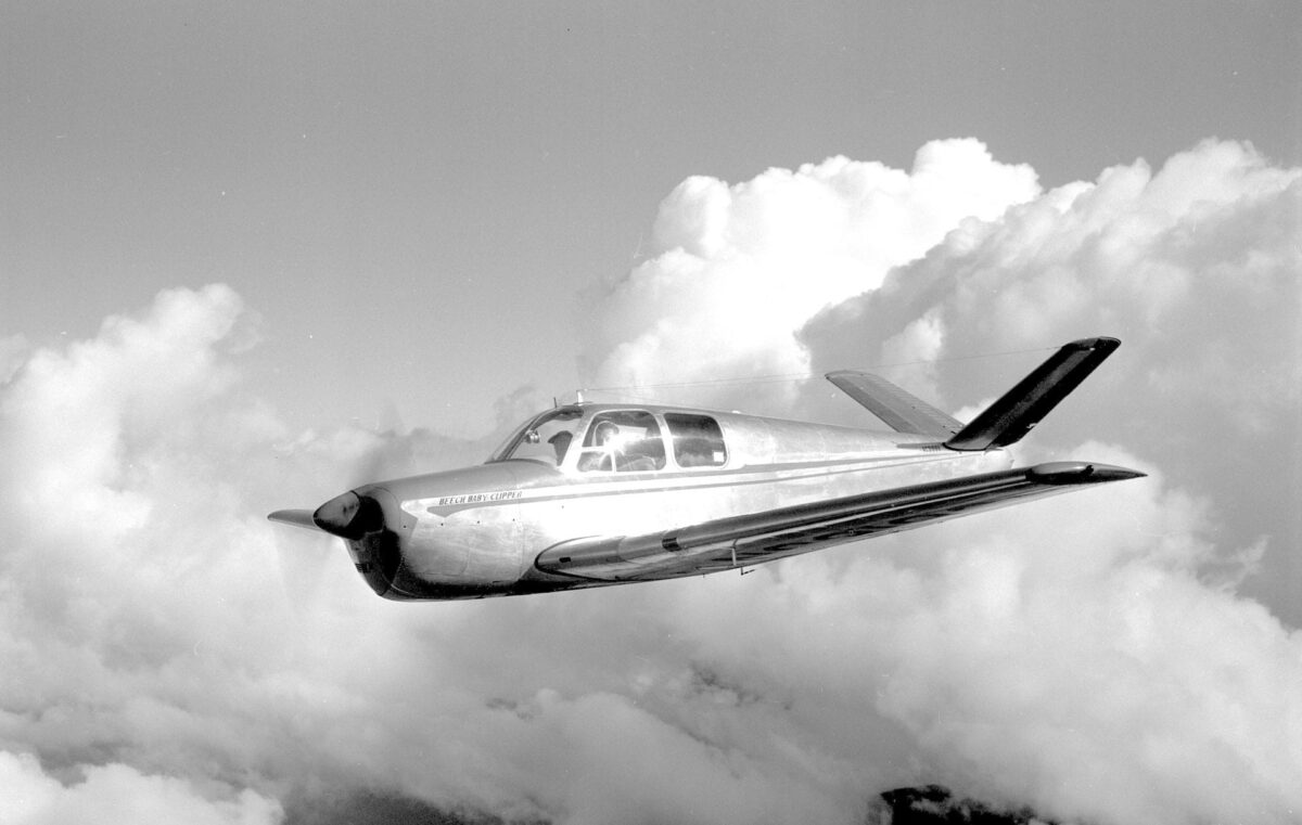 Um Bonanza com cauda em V semelhante ao N3794N