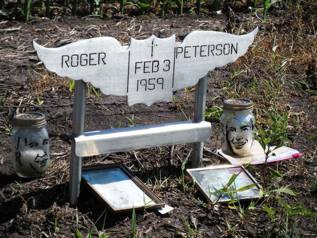 Memorial ao piloto Roger Peterson no local do acidente