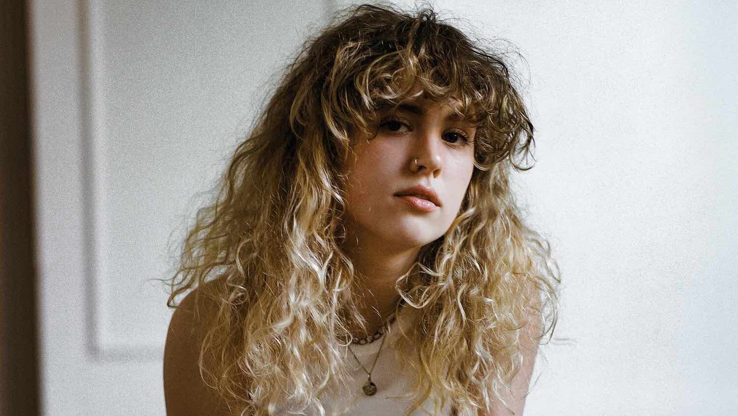 Fiona-Lee lança EP de estreia e discute autoaceitação em nova música
