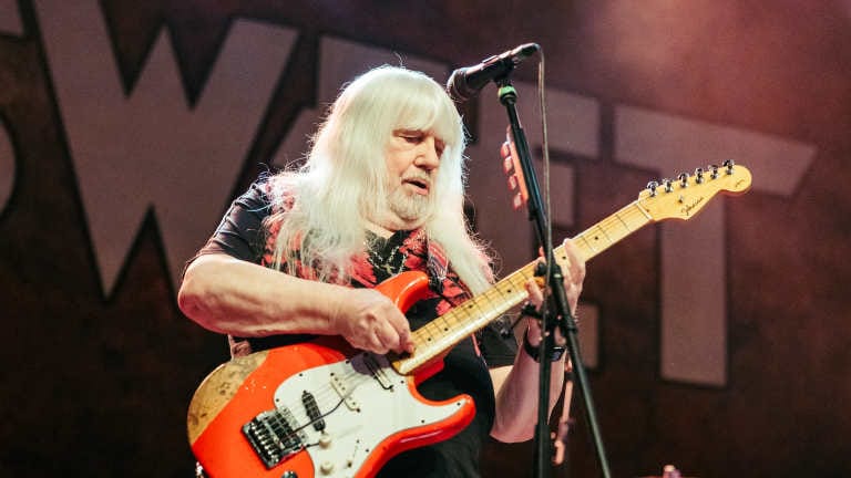 Andy Scott, do Sweet, comenta semelhança entre riffs de “Hell Raiser” e “Kickstart My Heart”