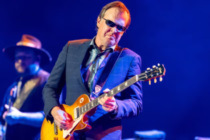 Joe Bonamassa lança “Shake This Ground” e prepara novo álbum