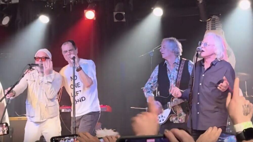 R.E.M. recria momento especial em show na cidade Natal