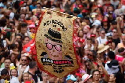 Acadêmicos do Baixo Augusta, maior bloco de carnaval de rua em São Paulo, desfila neste domingo(23) às 14h00