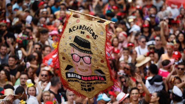 Acadêmicos do Baixo Augusta, maior bloco de carnaval de rua em São Paulo, desfila neste domingo(23) às 14h00