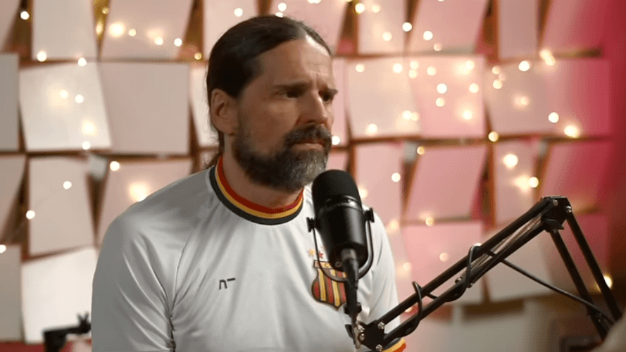 Andreas Kisser critica apego ao passado e defende o “agora” na música em entrevista ao podcast Corredor 5