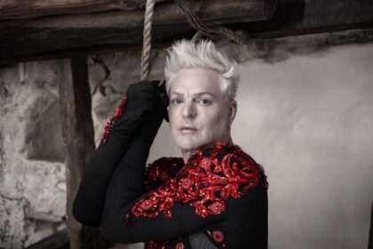 Andy Bell, do Erasure, anuncia novo álbum solo “Ten Crowns” com single “Don’t Cha Know”