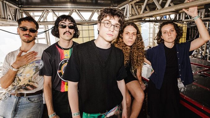 Exclusive Os Cabides anuncia turnê do disco Coisas Estranhas