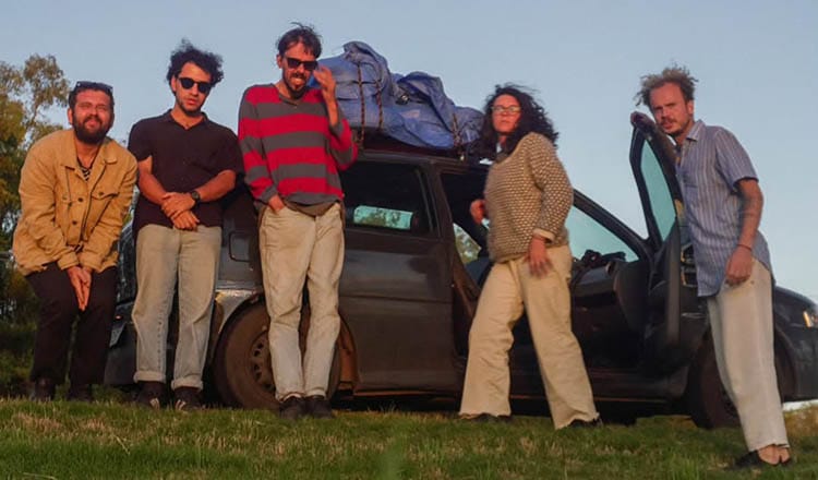 Banda gueersh apresenta narrativa onírica no clipe de “Marra”