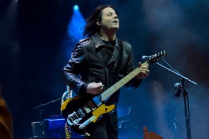 Jack White homenageia Neil Young e encerra show do SNL 50