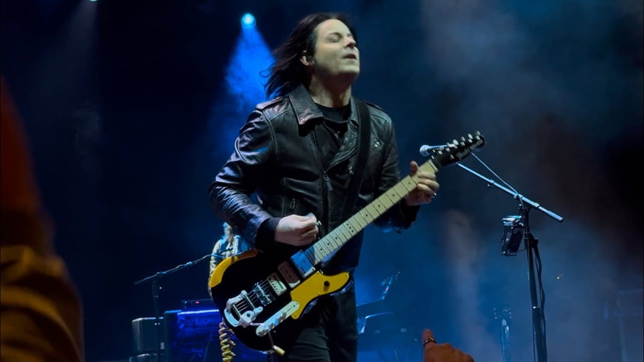 Jack White homenageia Neil Young e encerra show do SNL 50