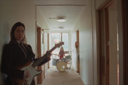 Kim Deal lança clipe dirigido por Richard Ayoade para “Big Ben Beat”