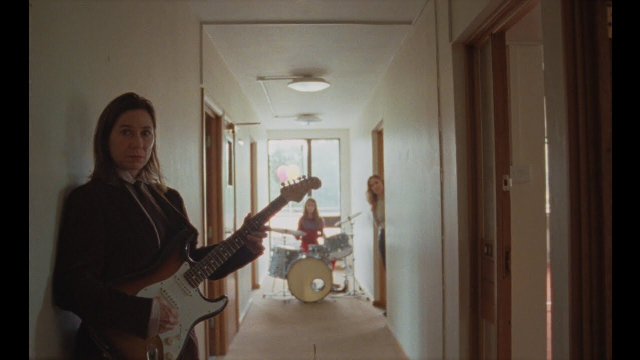Kim Deal lança clipe dirigido por Richard Ayoade para “Big Ben Beat”