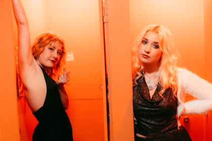 Lambrini Girls retornam com clipe de novo single “No Homo”