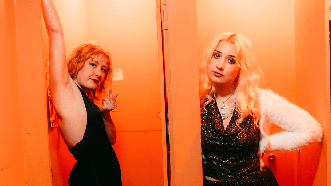 Lambrini Girls retornam com clipe de novo single “No Homo”