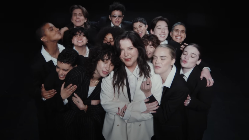 Lucy Dacus lança clipe de “Best Guess” com Cara Delevingne e Naomi McPherson no elenco