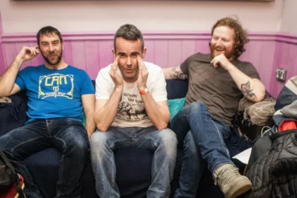mclusky retorna com primeiro álbum em 21 anos e mantém sua essência inconfundível