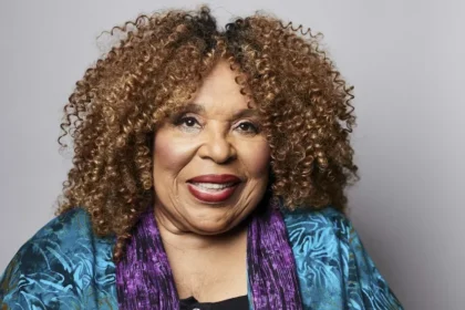 Roberta Flack, voz de “Killing Me Softly”, morre aos 88 anos