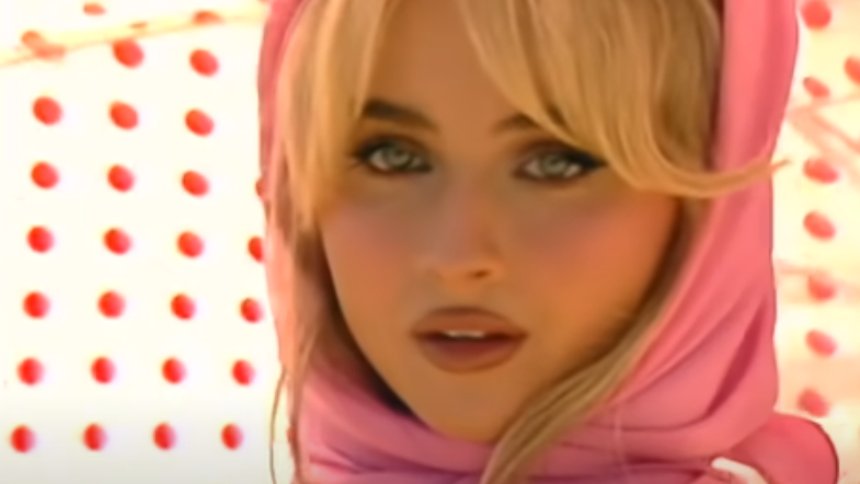 Foto: Sabrina Carpenter. Crédito: Clipe da música Busy Woman.