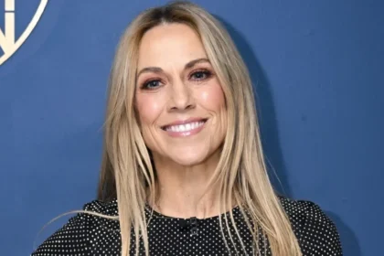 Sheryl Crow vende Tesla e doa recursos para apoiar NPR: “hora de decidir com quem alinhar”