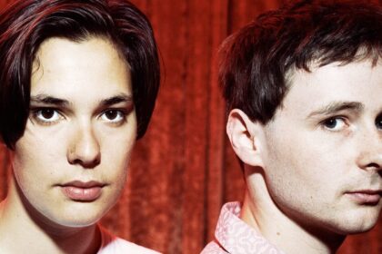 Stereolab revisita “Jenny Ondioline” e reflete sobre sua mensagem
