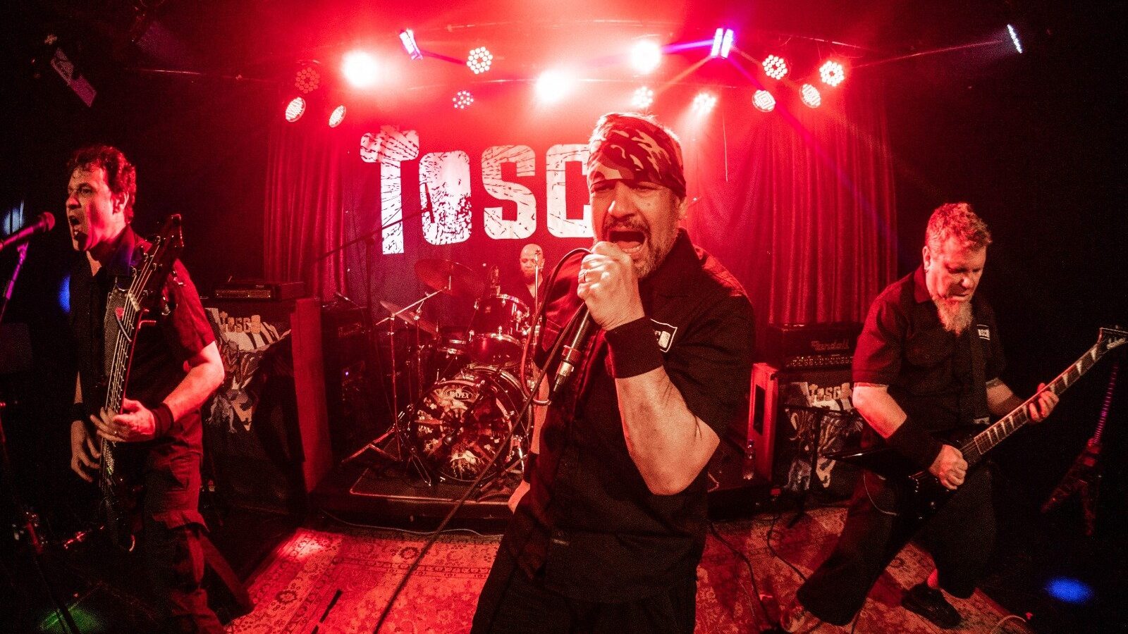 Tosco empunha o facão afiado em novo e violento álbum ao vivo!