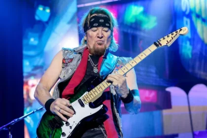 Adrian Smith, fala sobre tocar a guitarra “Greeny” de Kirk Hammett que já foi de Peter Green