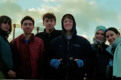 Black Country, New Road lança novo single “Happy Birthday” e antecipa álbum “Forever Howlong”