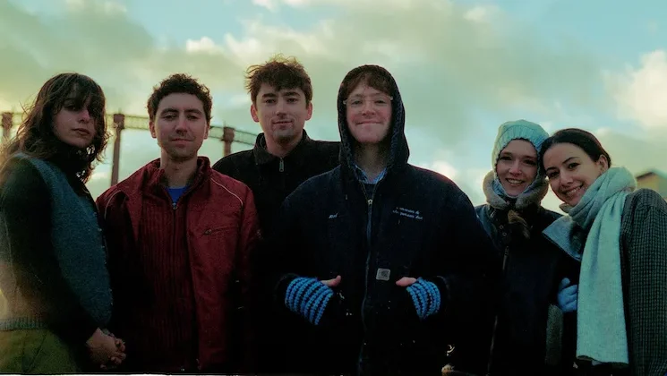 Black Country, New Road lança novo single “Happy Birthday” e antecipa álbum “Forever Howlong”