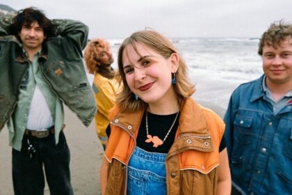 Career Woman anuncia álbum de estreia “Lighthouse” e lança single “Piano Song”