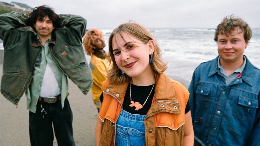 Career Woman anuncia álbum de estreia “Lighthouse” e lança single “Piano Song”