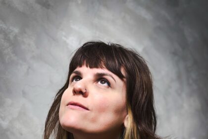 Com letras filosóficas e debochadas, Dride realiza show de estreia em São Paulo durante Festival que celebra o protagonismo feminino na música
