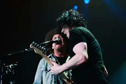 Eddie Vedder e Jack White surpreendem público em Tóquio com clássico de Neil Young (assista)