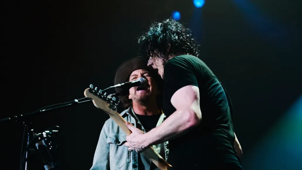 Eddie Vedder e Jack White surpreendem público em Tóquio com clássico de Neil Young (assista)